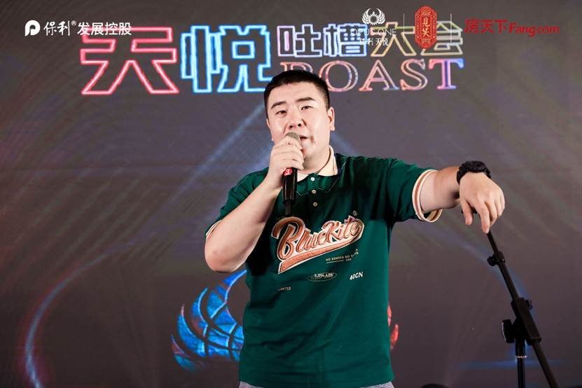 精彩犹如火花，球场上掀起一番热烈争夺的简单介绍