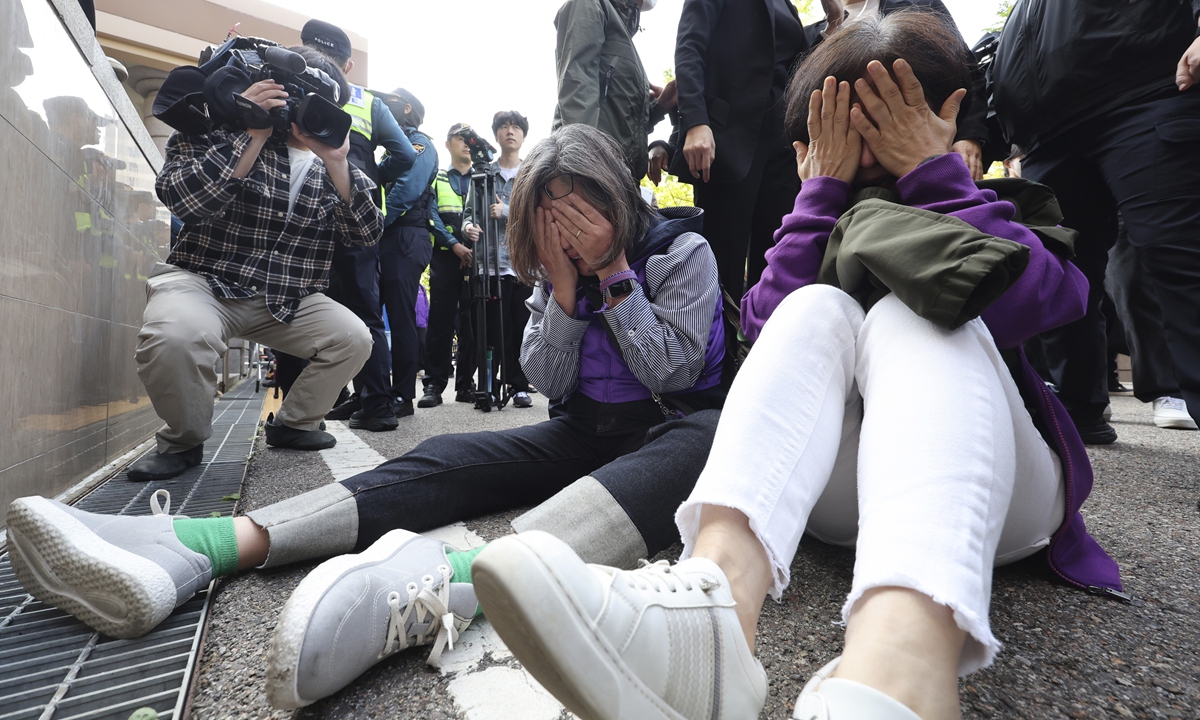 国安重伤倒地，阿森纳全队围拢祈祷，场面感人的简单介绍